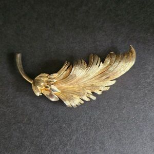 Vintage Ledo 1963 gold tone feather brooch